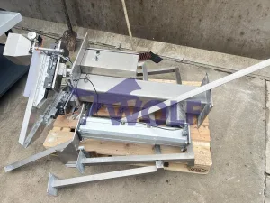 Doppel-Vibrationsrinne - mit Aufgabetrichter auf einem Stativ montiert.