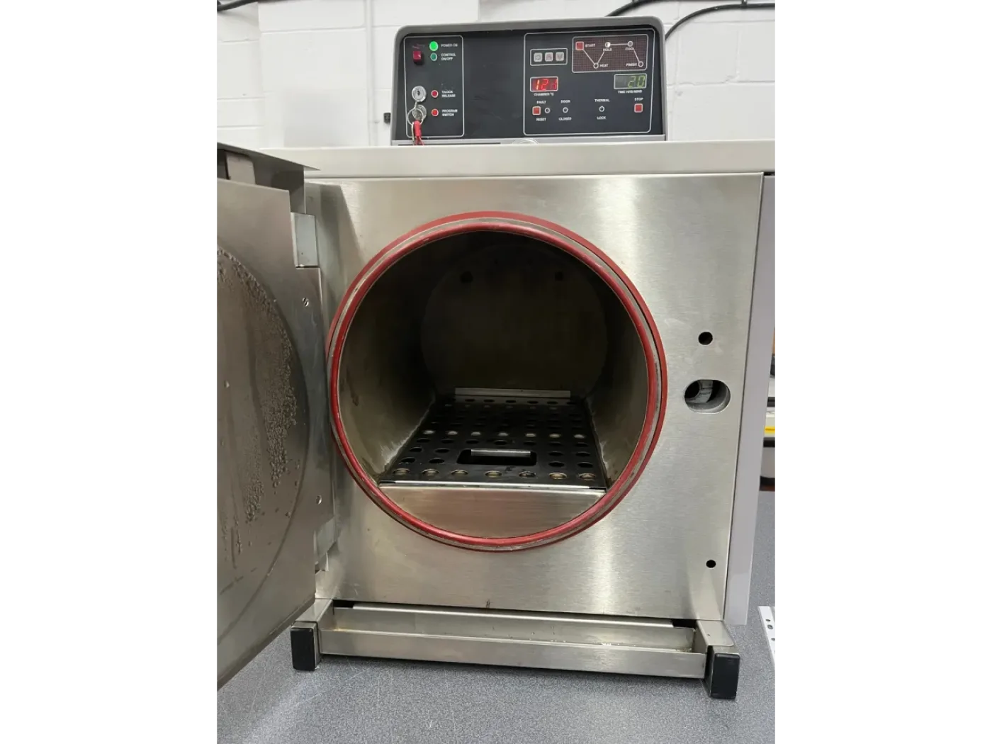 Boxer 200/40LR Autoclave - 1