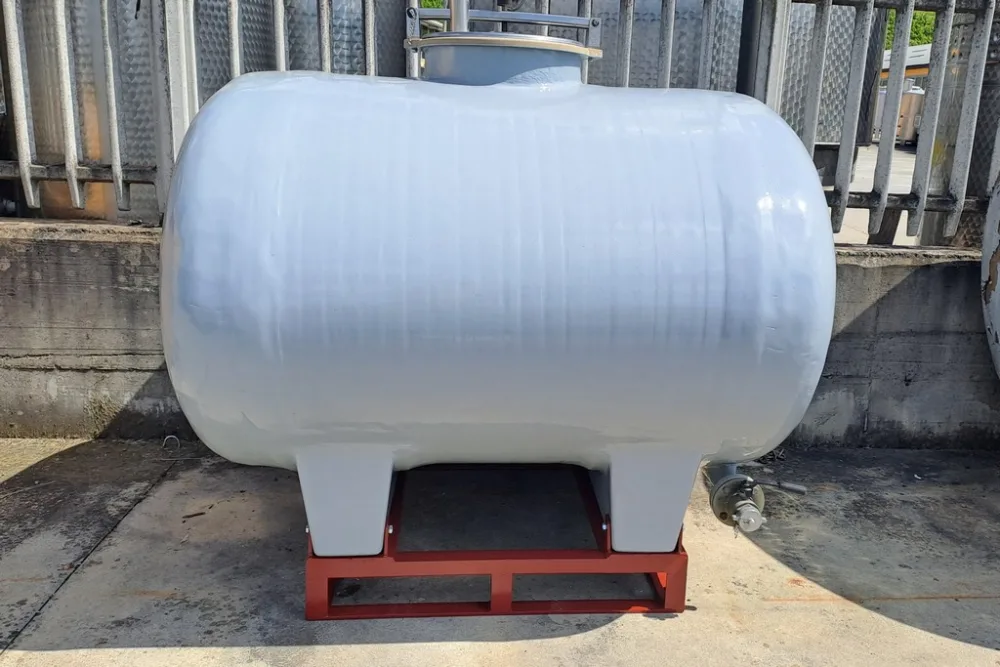 FIBERGLASS TANK CMP FOR CARRIAGE, CAPACITY 1500 LITERS ABOUT, SECOND-HAND EQUIPMENT