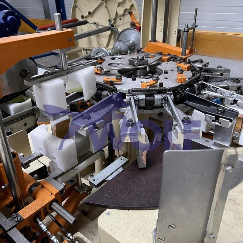 Stannioliermaschine RASCH - Type RG-STR, für Schokoladeneier eingerichtet.