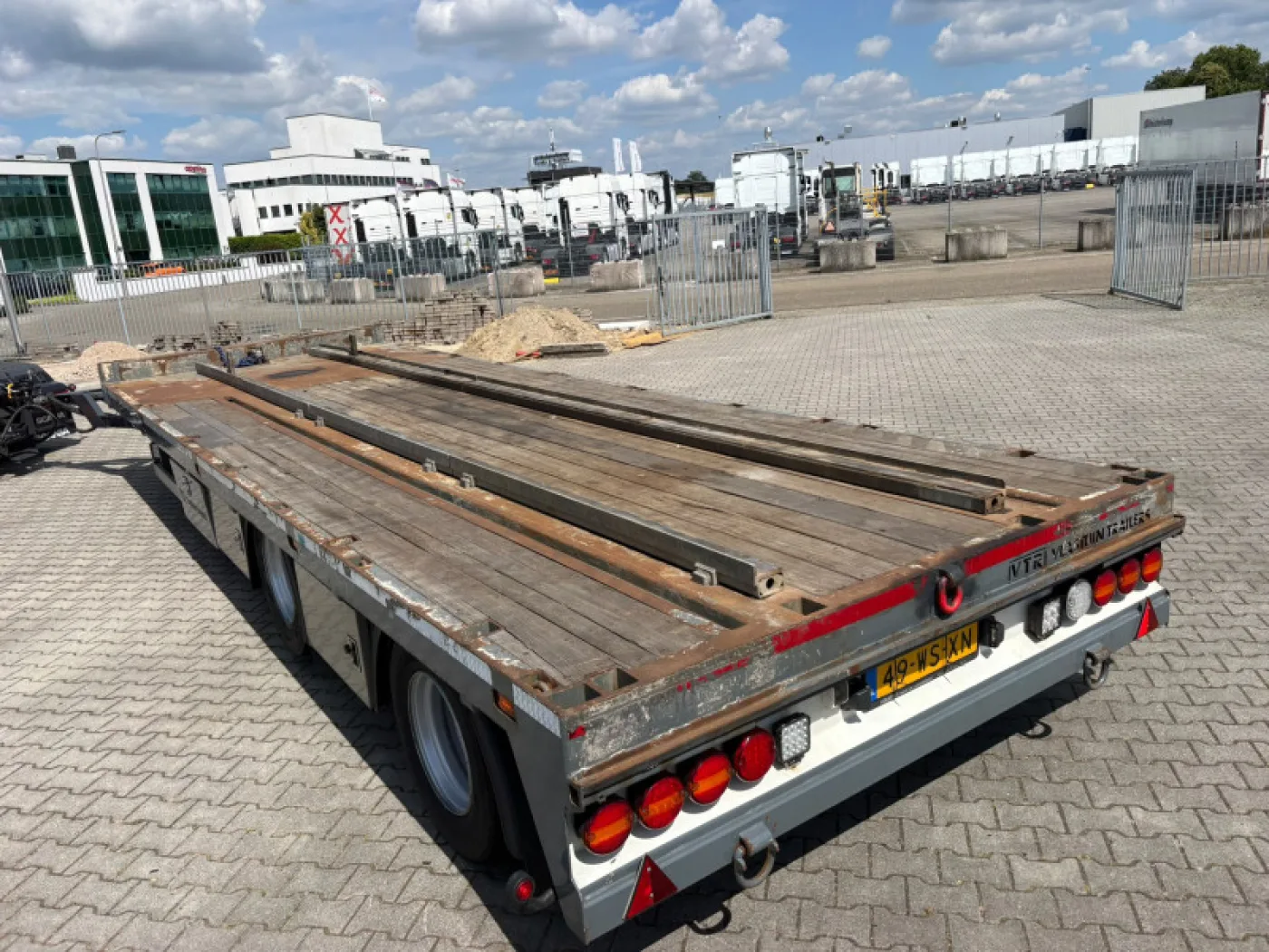 Vlastuin 30T Flatbed Trailer + 80CM-High Container Racks, Excellent Condition - 2