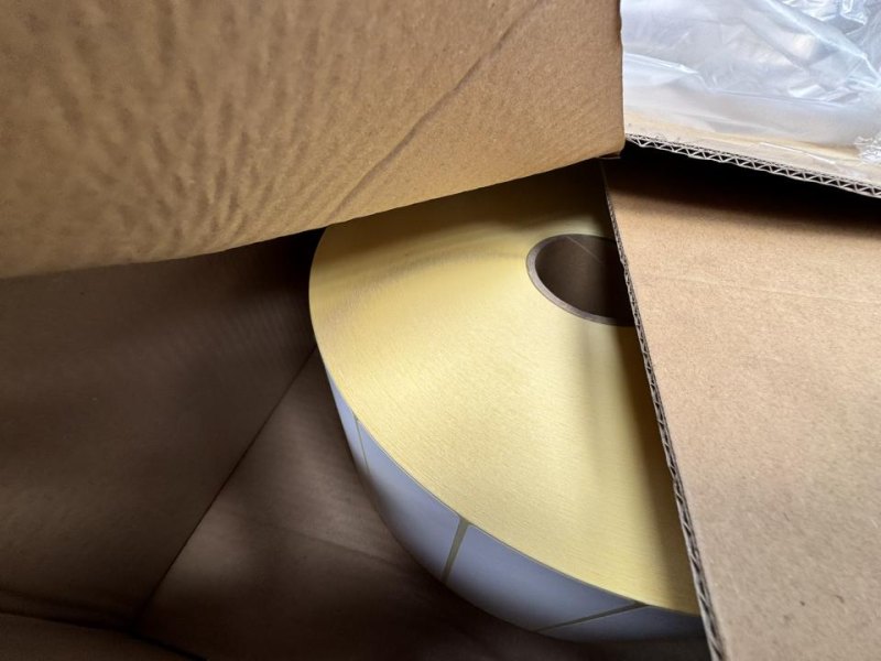 Self-adhesive label roll 34 boxes