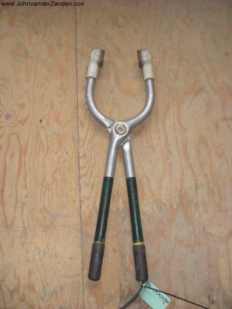 Stunning transformer with tongs