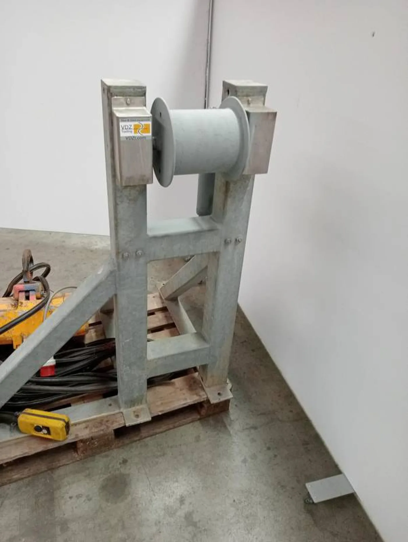 Hoist for pulling deceased animals inside - 2
