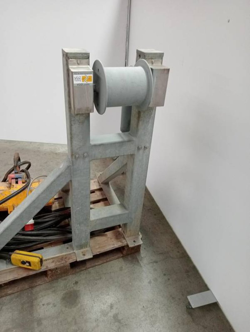 Hoist for pulling deceased animals inside