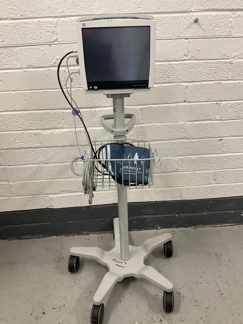 GE Carescape B450 with CO2 on mobile stand