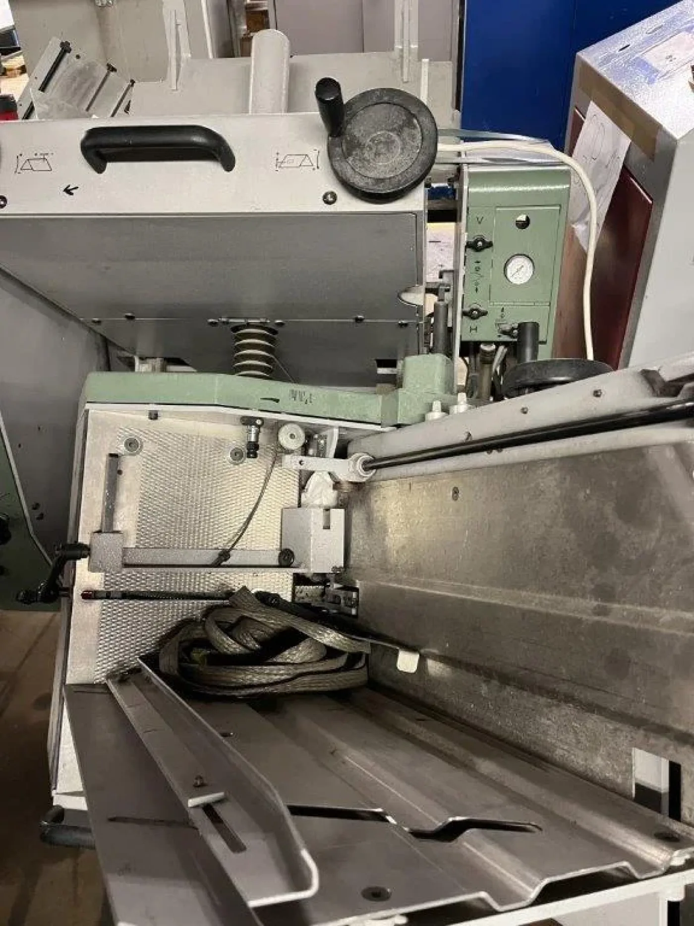 Muller Martini card gluer - 2