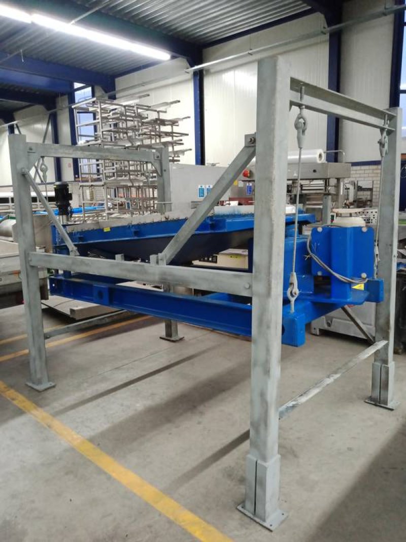 Vibrating screen