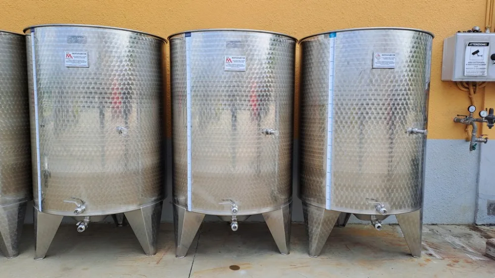 STAINLESS STELL TANKS CAPACITY LITERS 1000 PNEUMATIC FLOATING LID WITHOUT MANHOLE, ROUNDED BOTTOM NEW EQUIPMENT