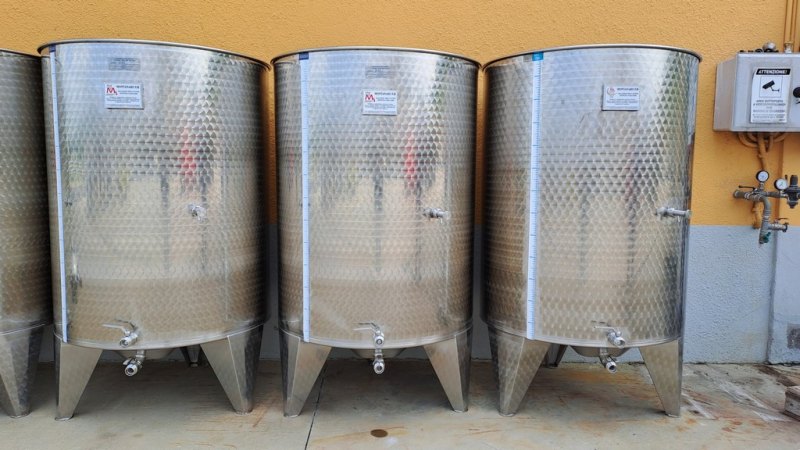 STAINLESS STELL TANKS CAPACITY LITERS 1000 PNEUMATIC FLOATING LID WITHOUT MANHOLE, ROUNDED BOTTOM NEW EQUIPMENT