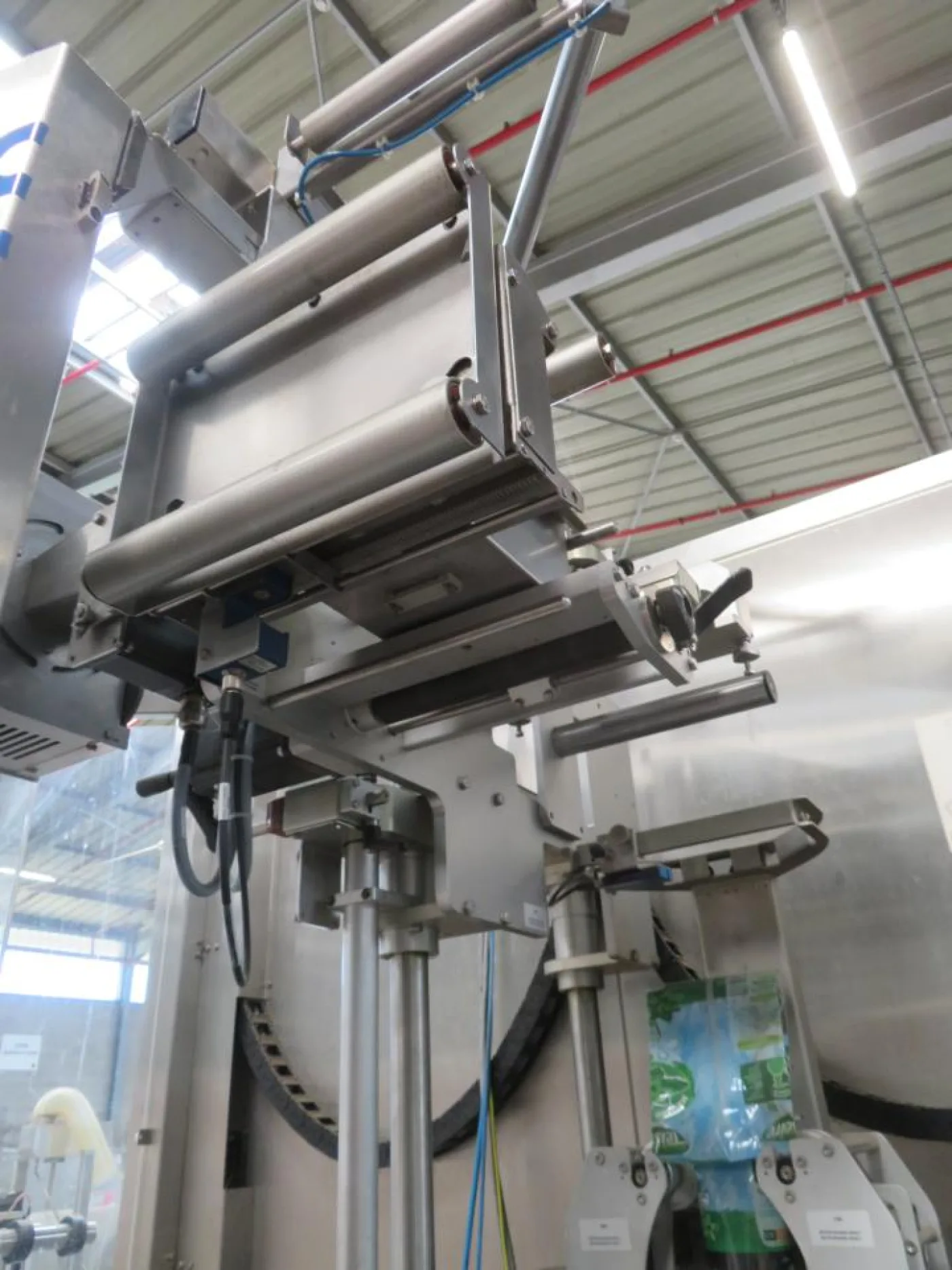 2014 Fuji Seal Europe BV Fuji Seal Europe BV Fuji Seal 410 Shrink Sleeve Machine - Flasche Sleever Line - 1