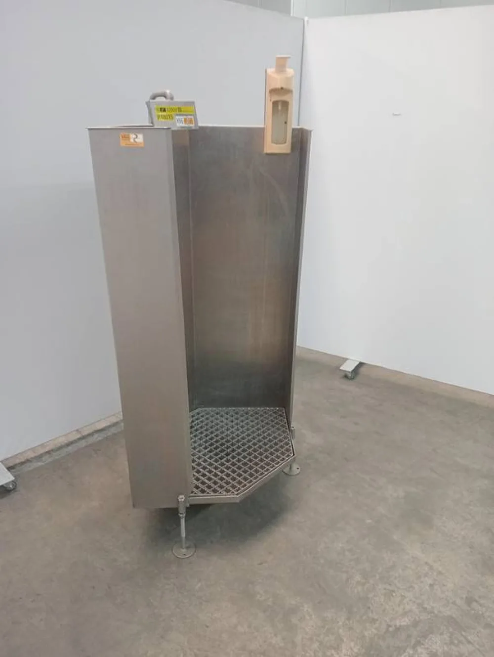 Apron wash cabinet