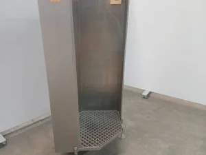 Apron wash cabinet