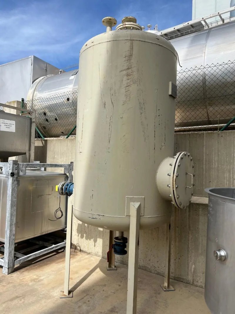 USED IRON TANK 2,400 LITERS