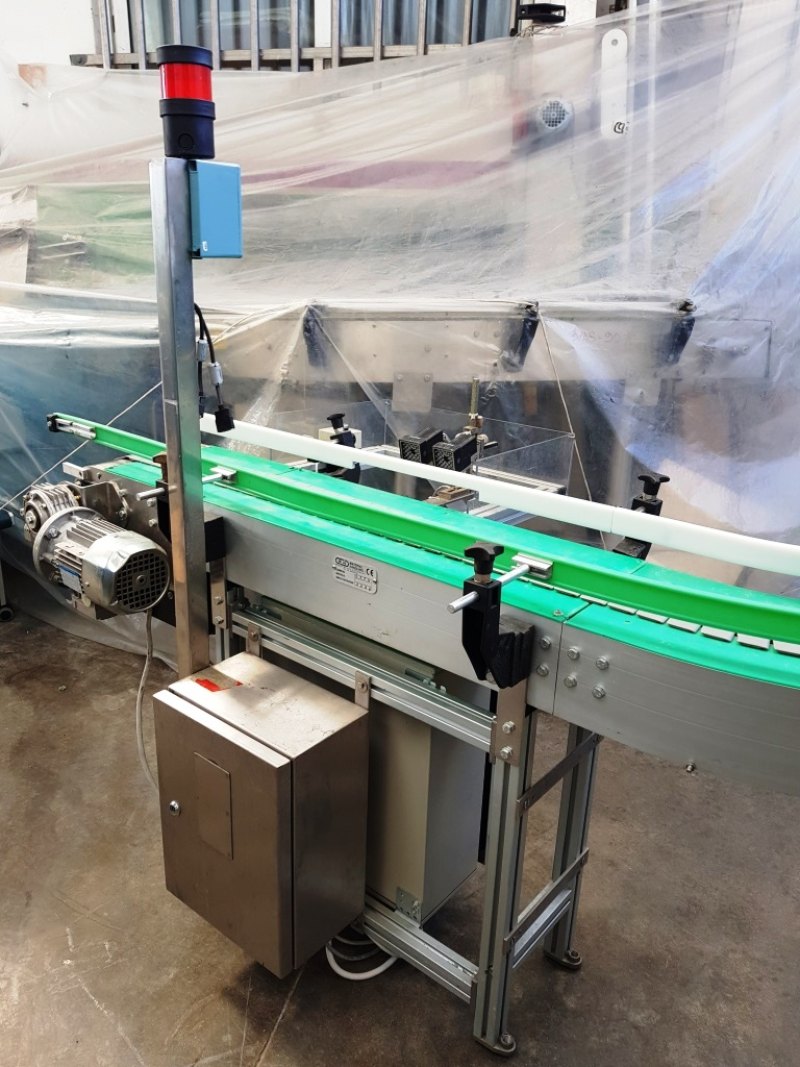 NASTRO TRASPORTATORE MOTORIZZATO A TAPPARELLE CON CURVA A 90° – MATERIAL HANDLING