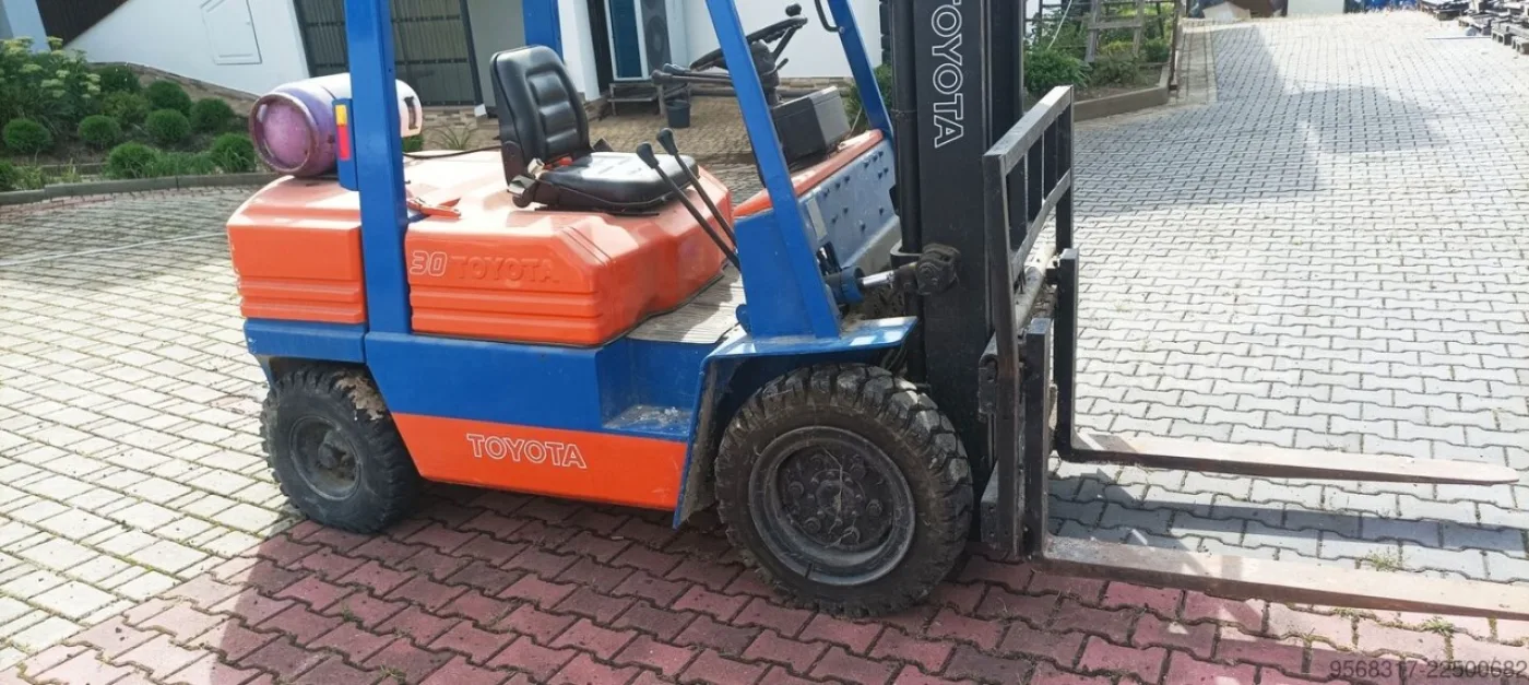TOYOTA BT wózek widłowy TOYOTA 5FGF 30 + gaz - 2