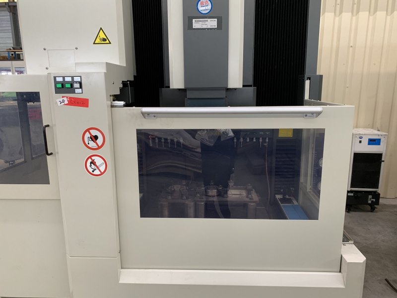 MACHINE A ETINCELER PAR ENFONCAGE “MITSUBISHI” TYPE EA12-VM