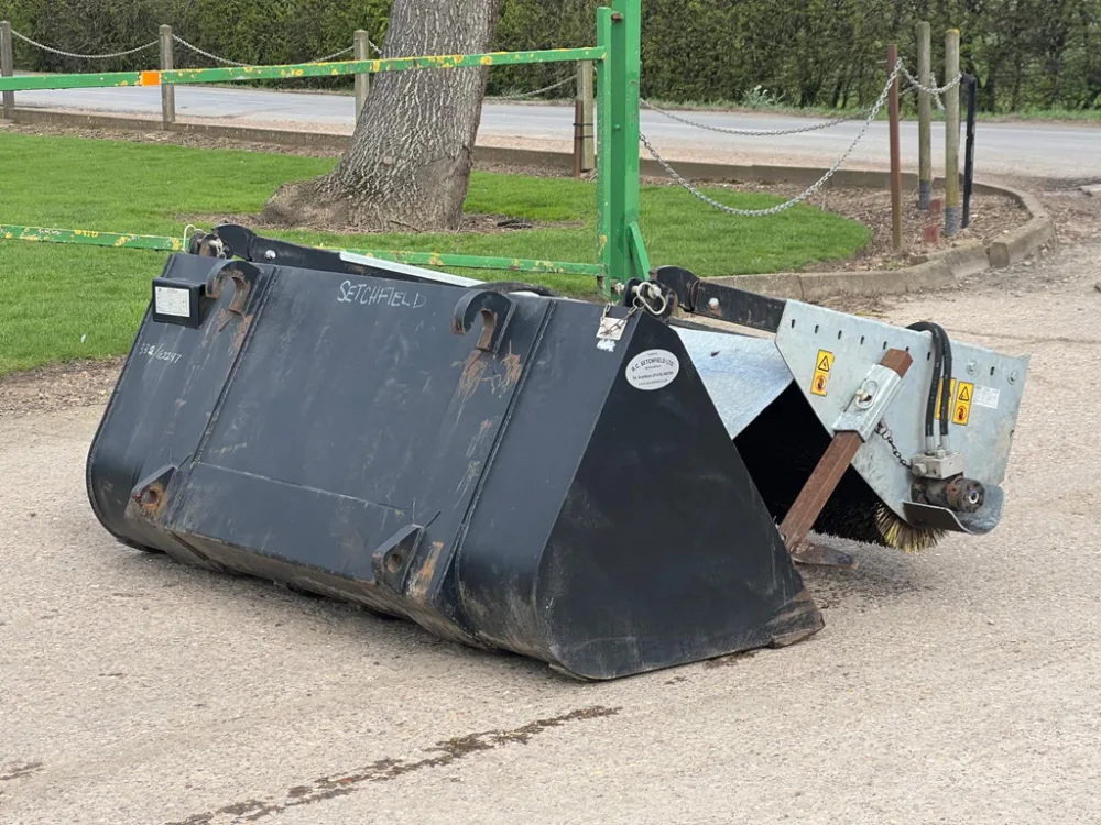 JCB - 0.9M3 BUCKET &amp; BRUSH