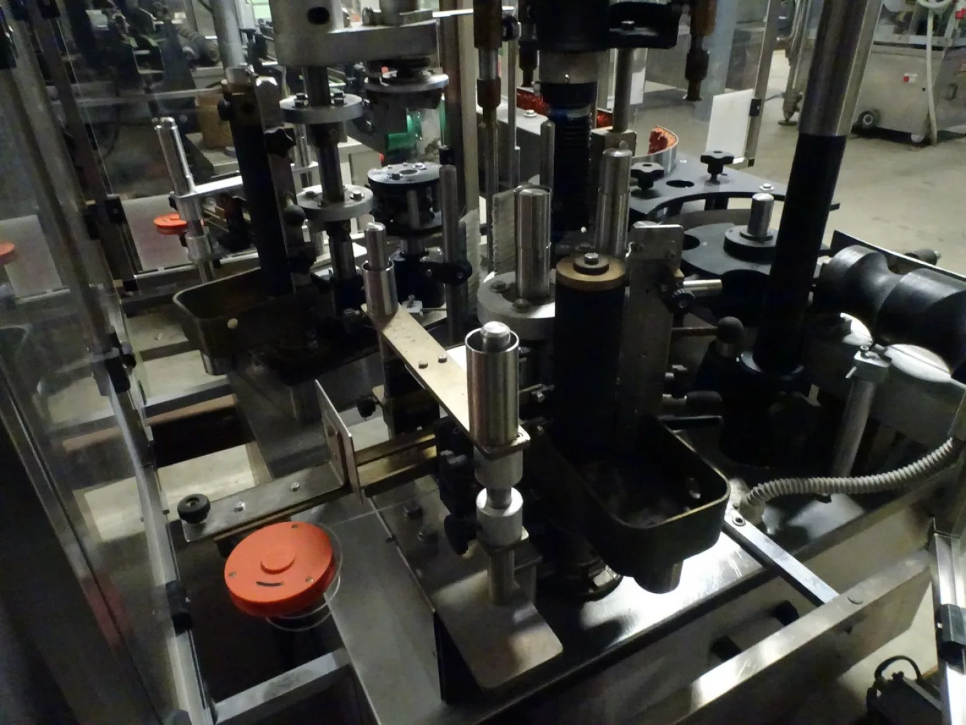 GLUE LABELLING MACHINE COMEN MODEL SR1 WITH 2 STATIONS AND LOCKING HEADS FOR APPLY LABEL BACK LABEL AND STICKER SECOND-HAND MACHINE - 7