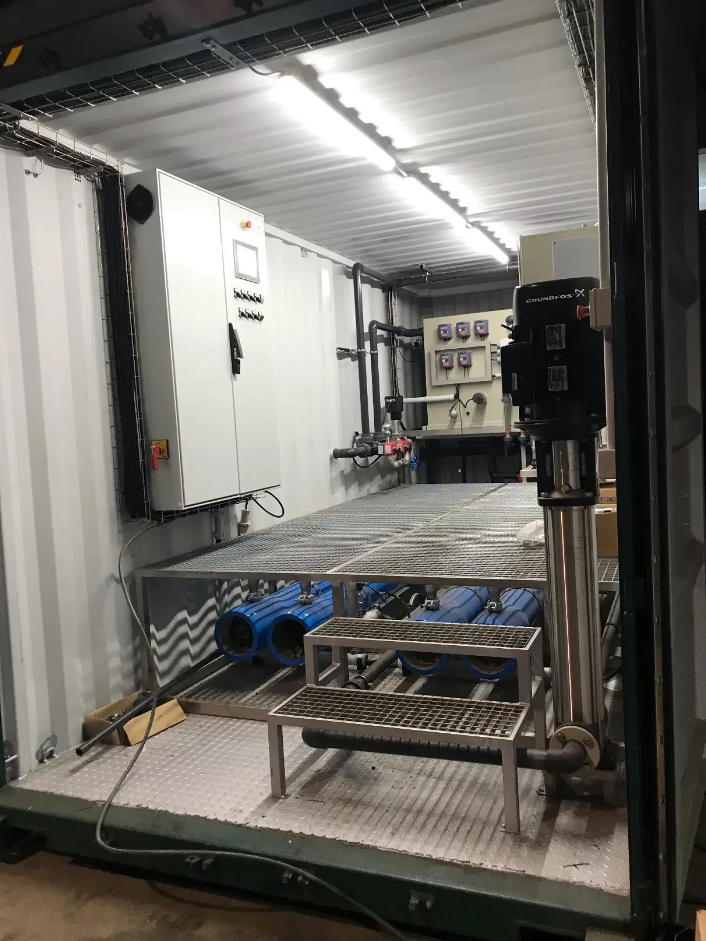 MOBILE CONTAINER WITH COMPLETE WATER OSMOSIS SYSTEM - 6