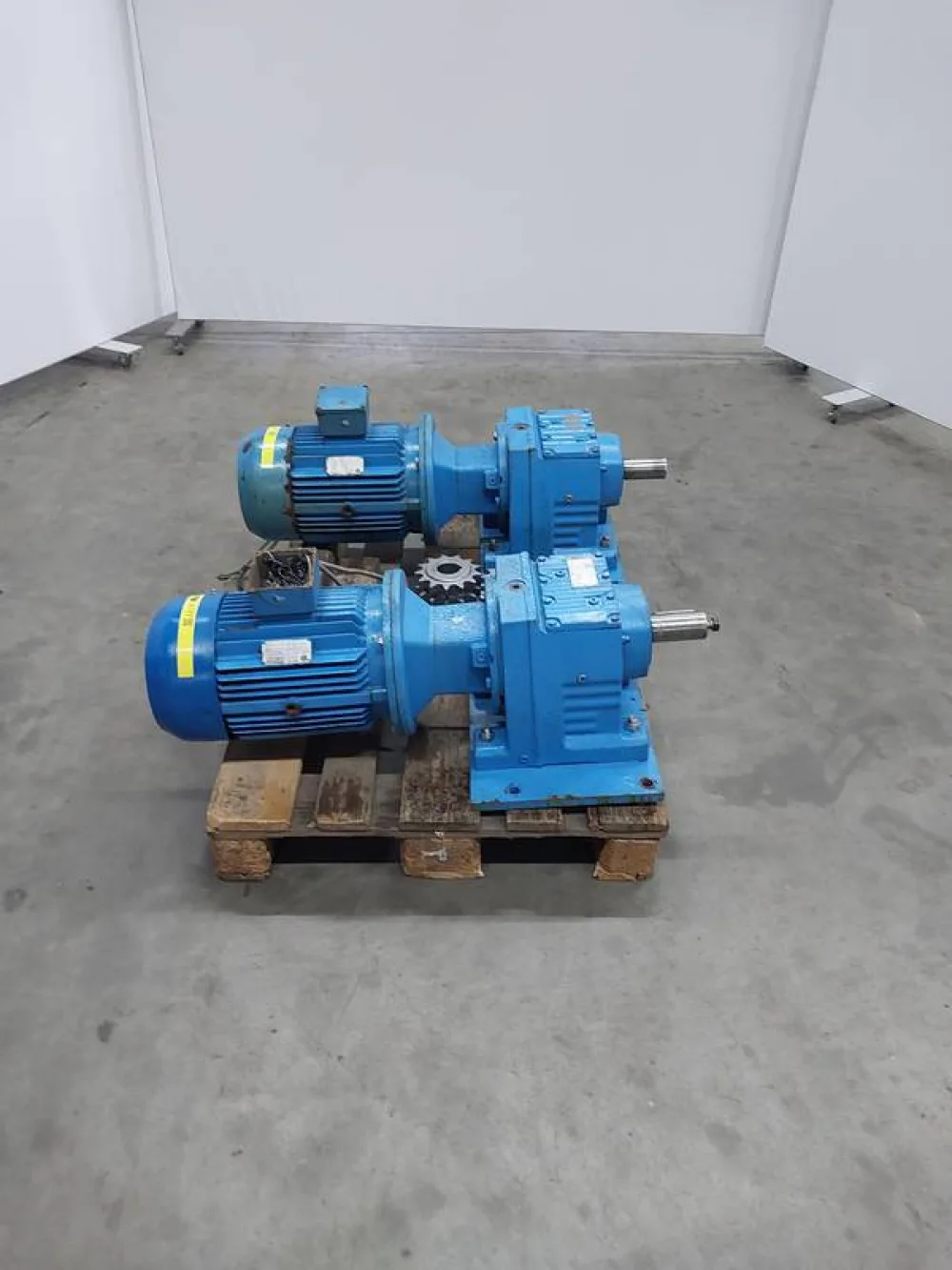 Electric motor with gearbox