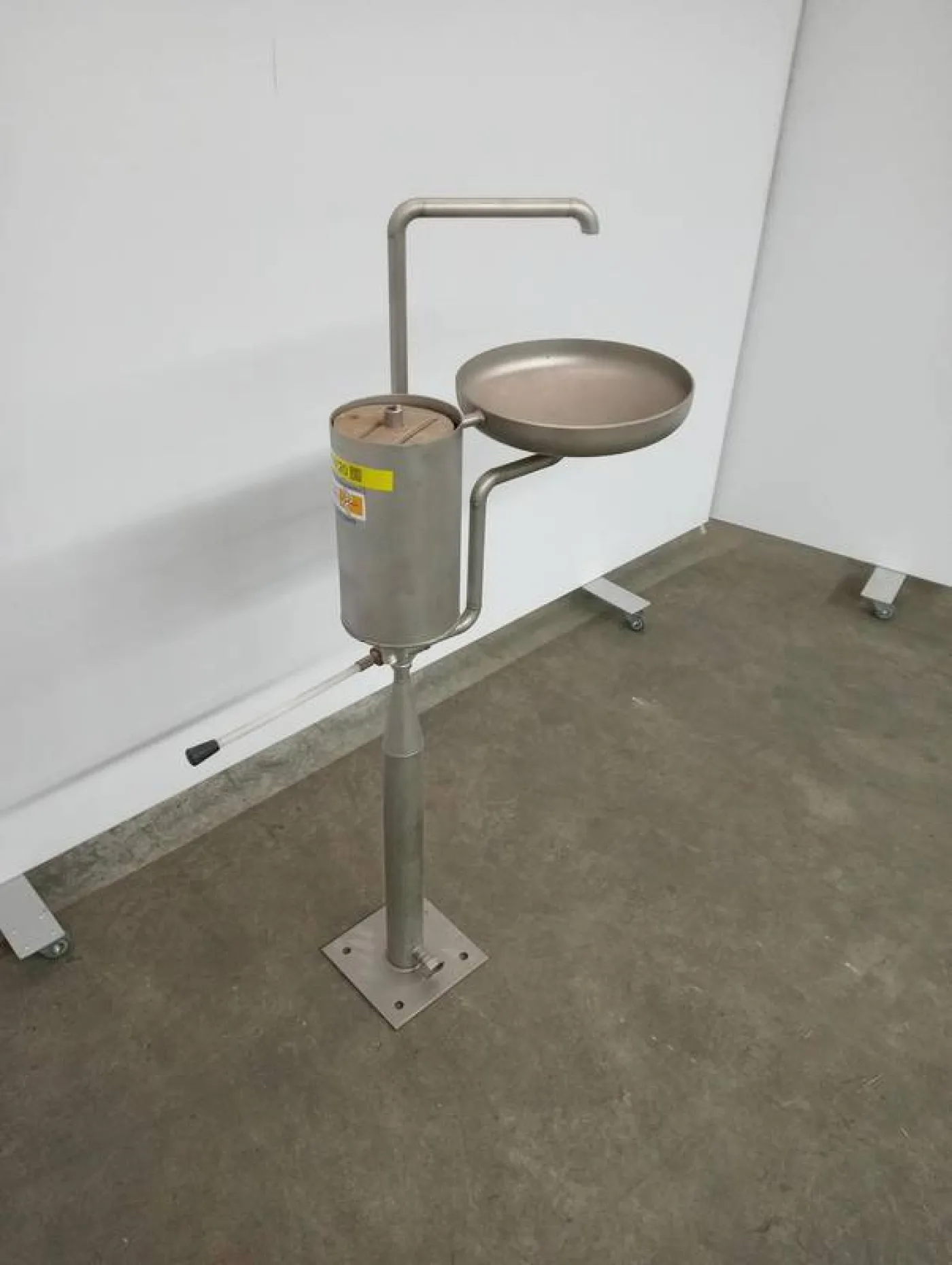 Wash basin with sterilizer - 1
