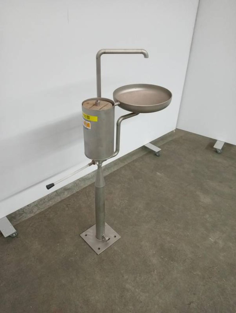 Wash basin with sterilizer