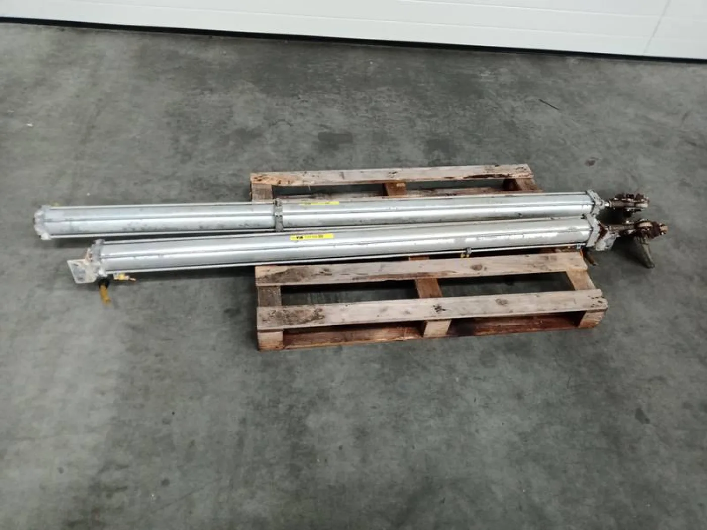 Cylinders for walking beam conveyor - 2