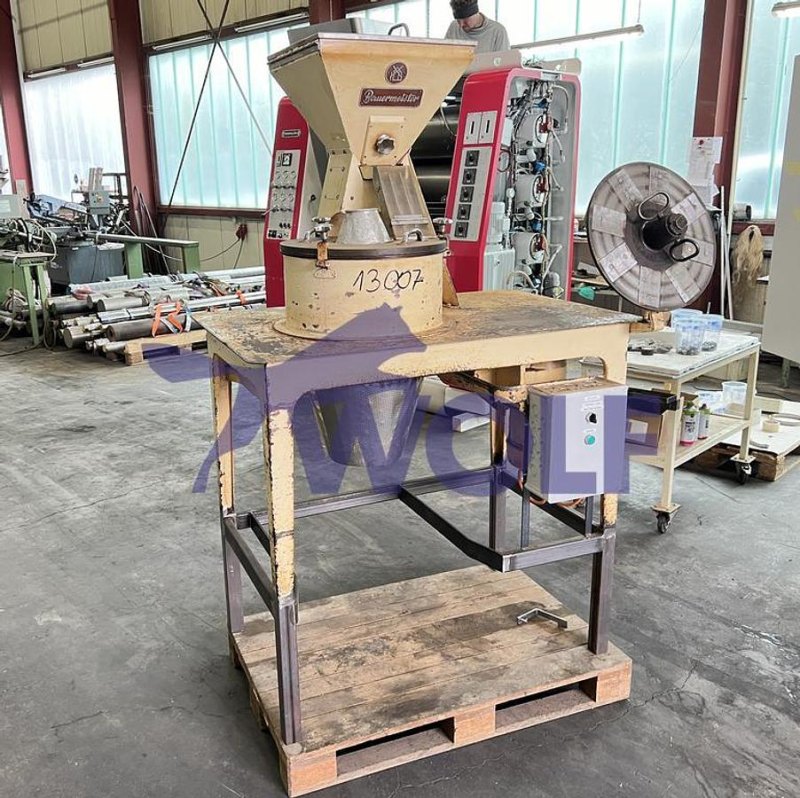 Mandelhobelmaschine BAUERMEISTER - Type MHO-22 mit zwei Schneidscheiben.