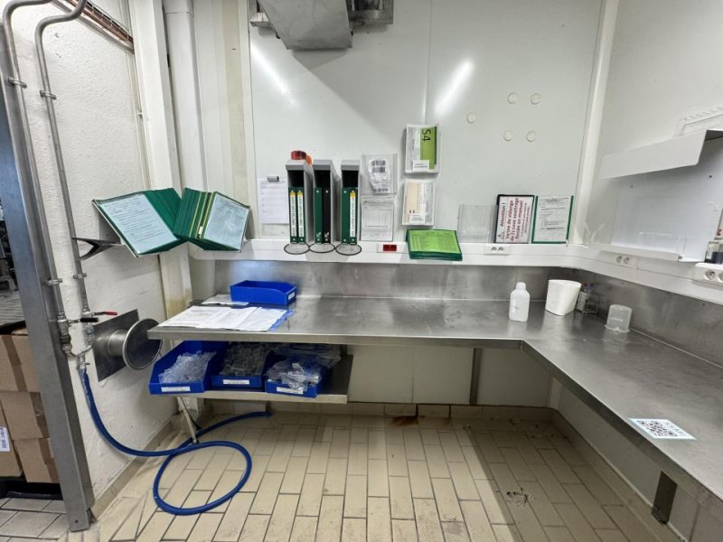 Stainless laboratory workbench
