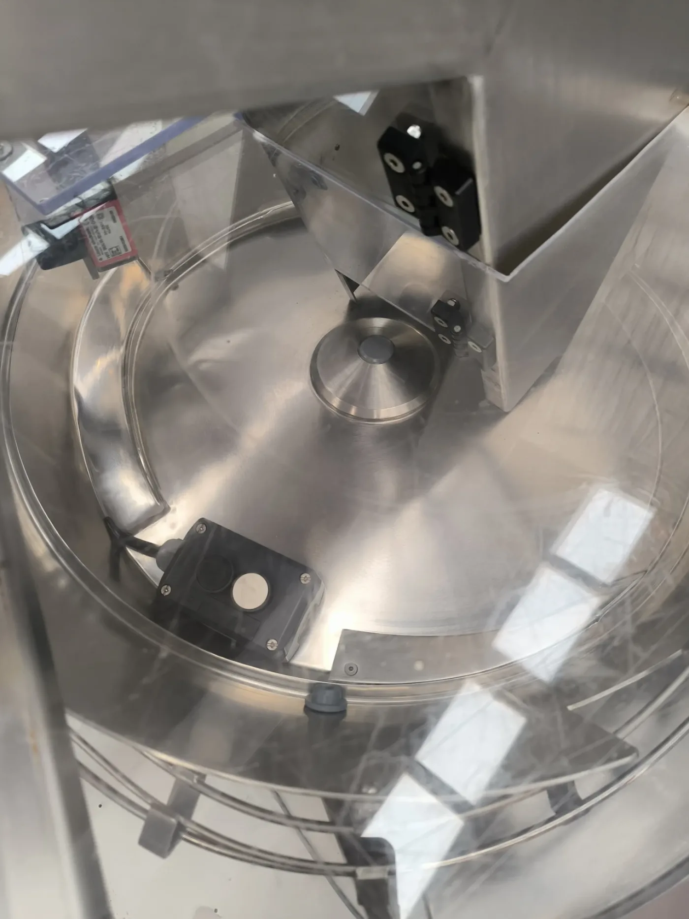 LIQUID FILLER CAPPER SERAC R16E8/720 WITH VIBRATORY BOWL ADV DI10 - 4