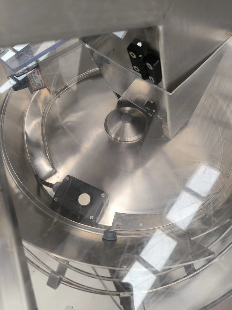 LIQUID FILLER CAPPER SERAC R16E8/720 WITH VIBRATORY BOWL ADV DI10