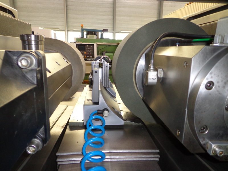 RECTIFIEUSE CENTERLESS “TSCHUDIN” ECOLINE 400 CNC contrôle Fanuc 21i-MB unité de dressage Dr. Kaiser, Révision par Tschudin Suisse en 2017 Year 2006