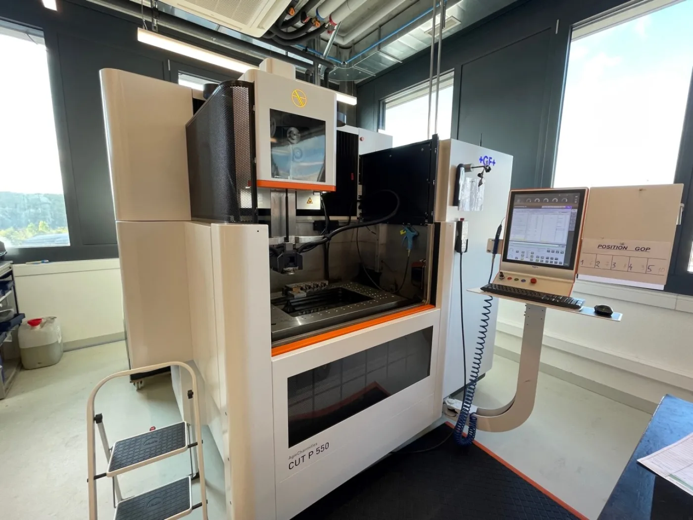 DRAHTERODIERMASCHINE “AGIECHARMILLES” CUT P 550 - 4