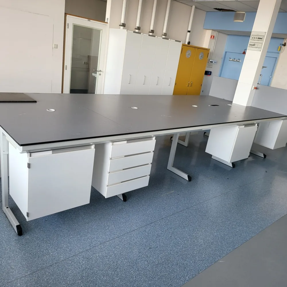 2051 – Used S+B island laboratory table (545 cm)