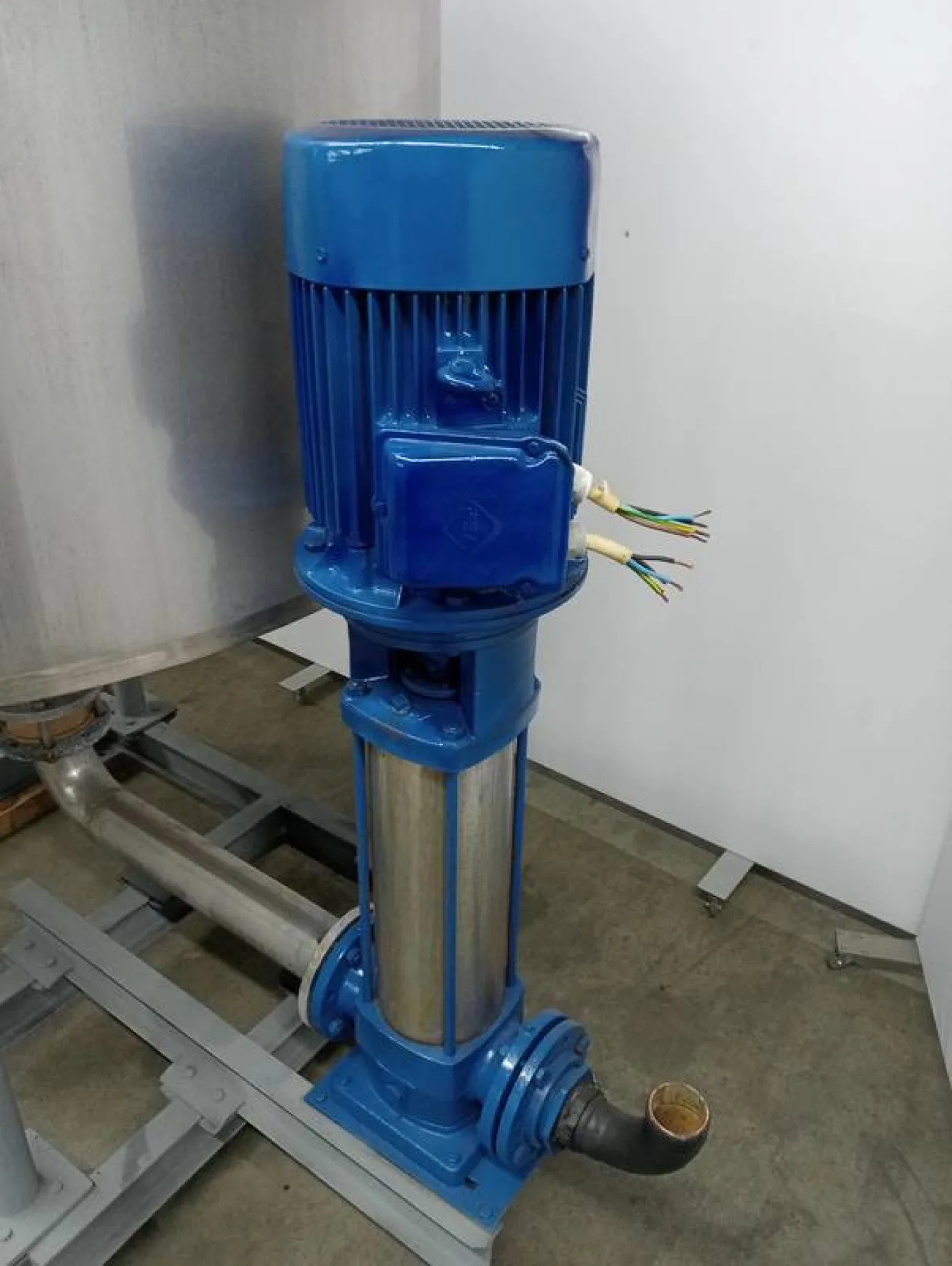 Insulated tank with centrifugal pump - 8