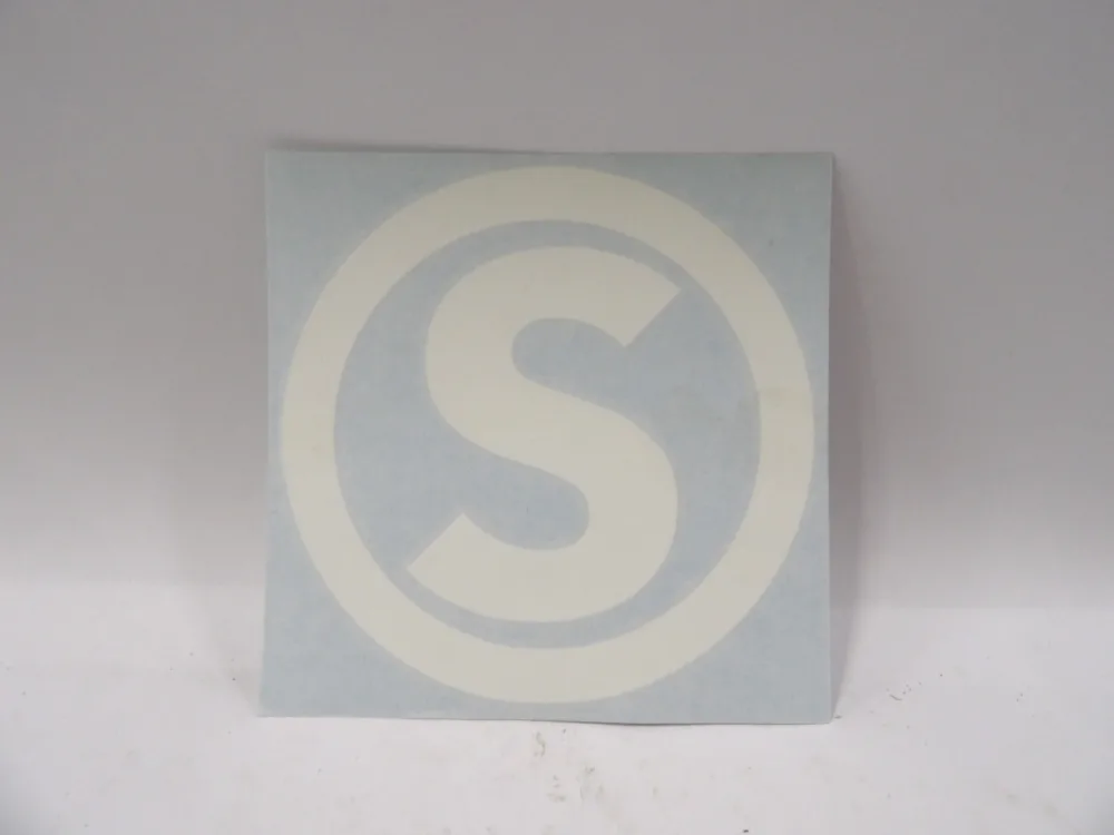 Sticker S Radio ontstoring