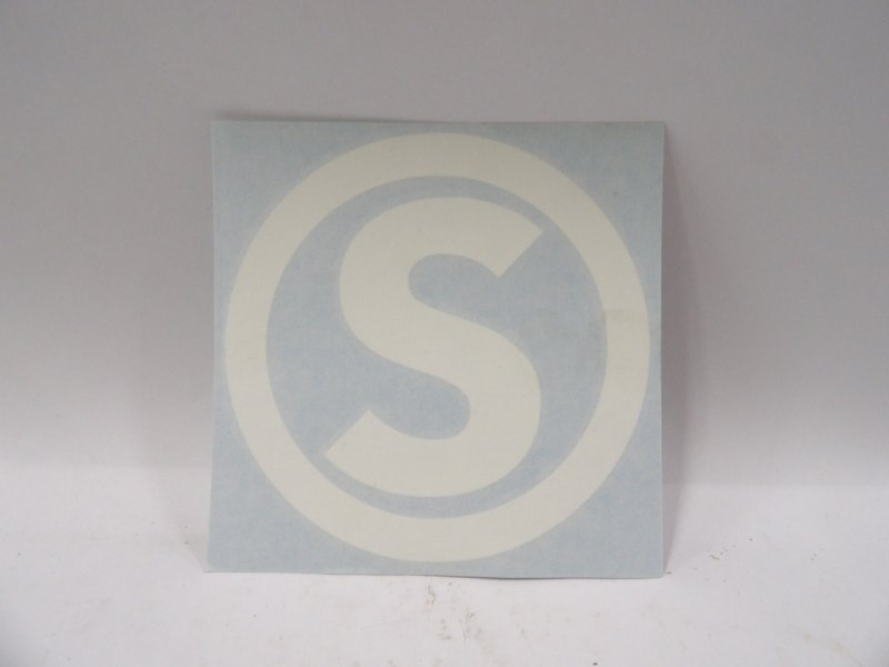 Sticker S Radio ontstoring