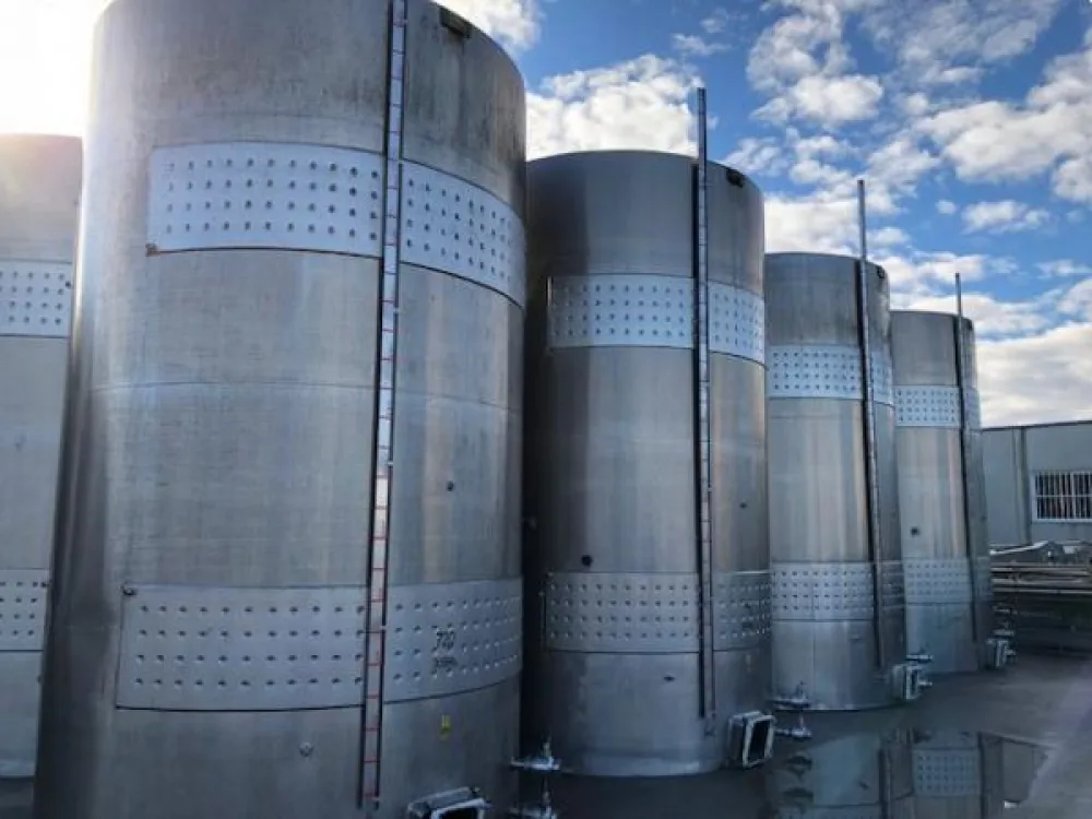 Depositos en acero inoxidable con camisas de frío capacidad 30.000 litros