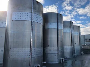 Depositos en acero inoxidable con camisas de frío capacidad 30.000 litros