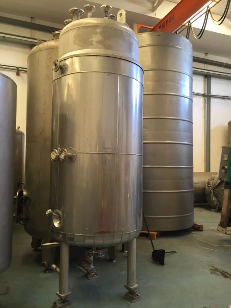 USED STAINLESS STEEL TANK 2,500 LITERS