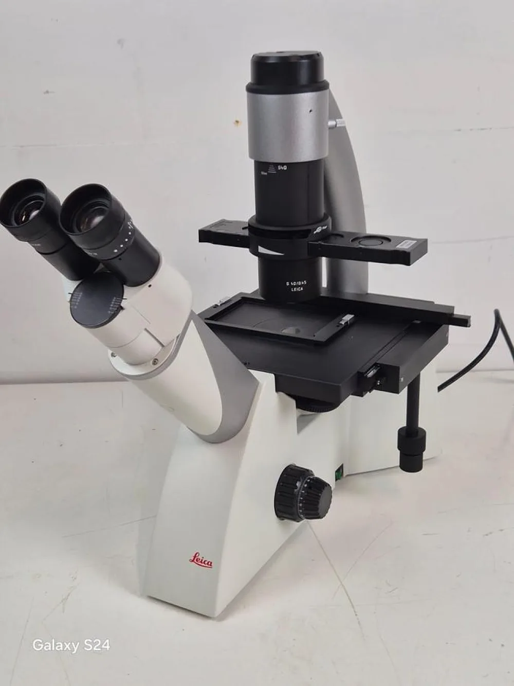 Leica DMi1 Microscope