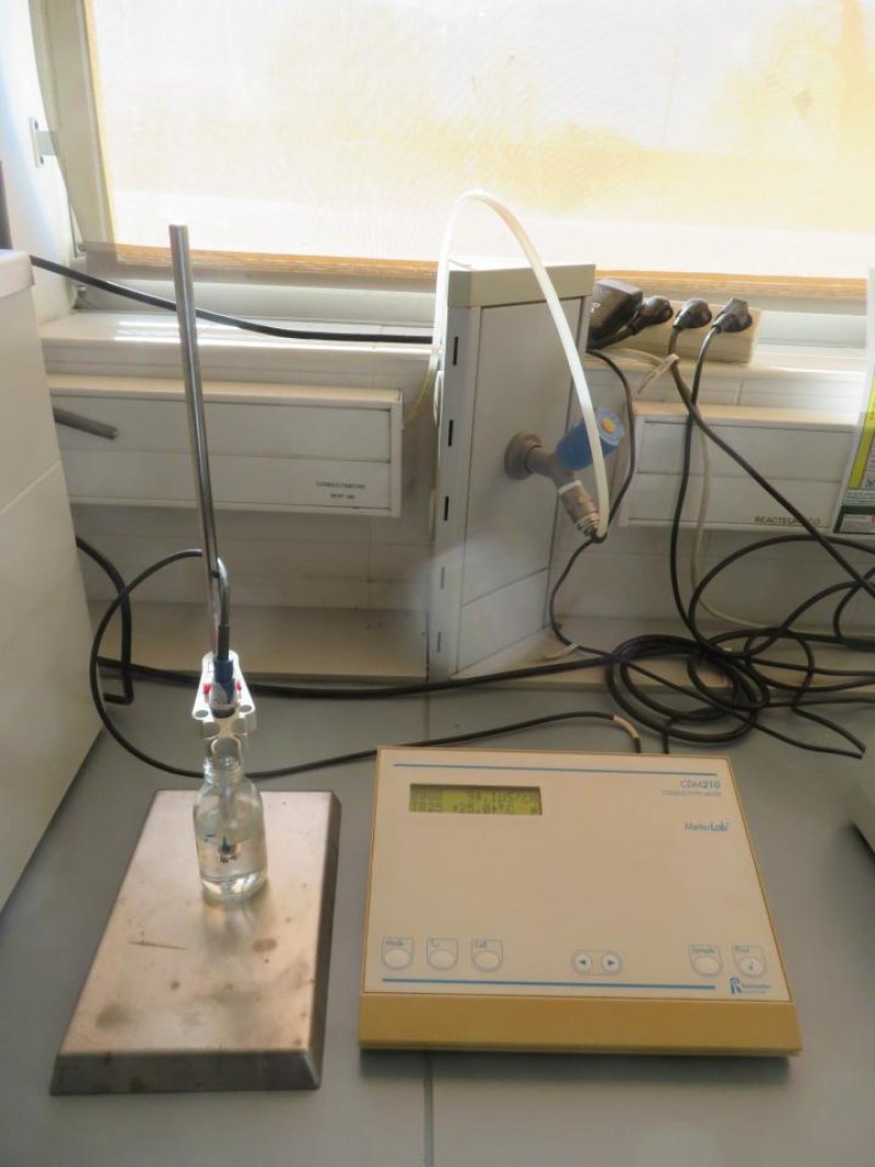 MeterLab MeterLab CDM210 Conductivity Meter With Retort Stand- R and D