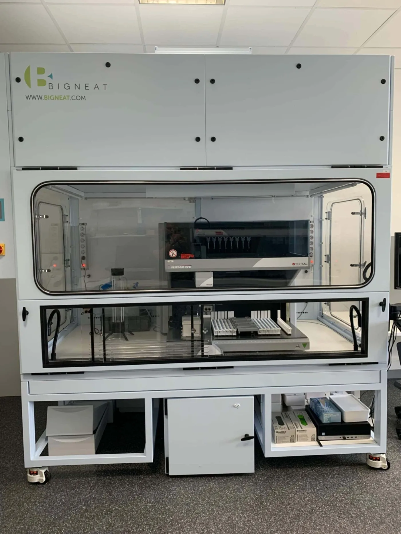 BigNeat LAC2200 Biological Protection Enclosure - 1