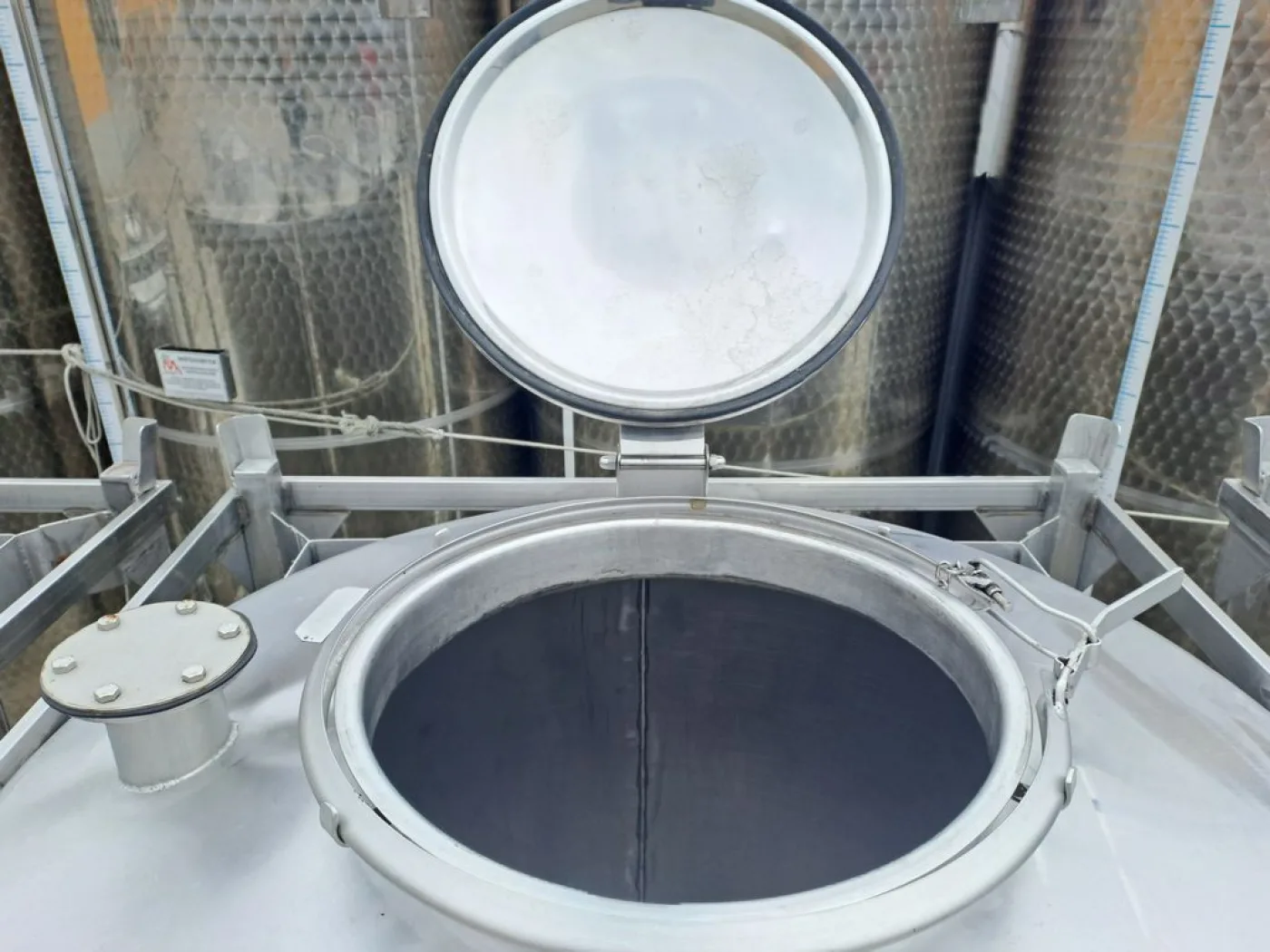 FORK-LIFTABLE/STACKABLE TANKS, CAPACITY 1000 LITERS, SECOND HAND EQUIPMENT - 8