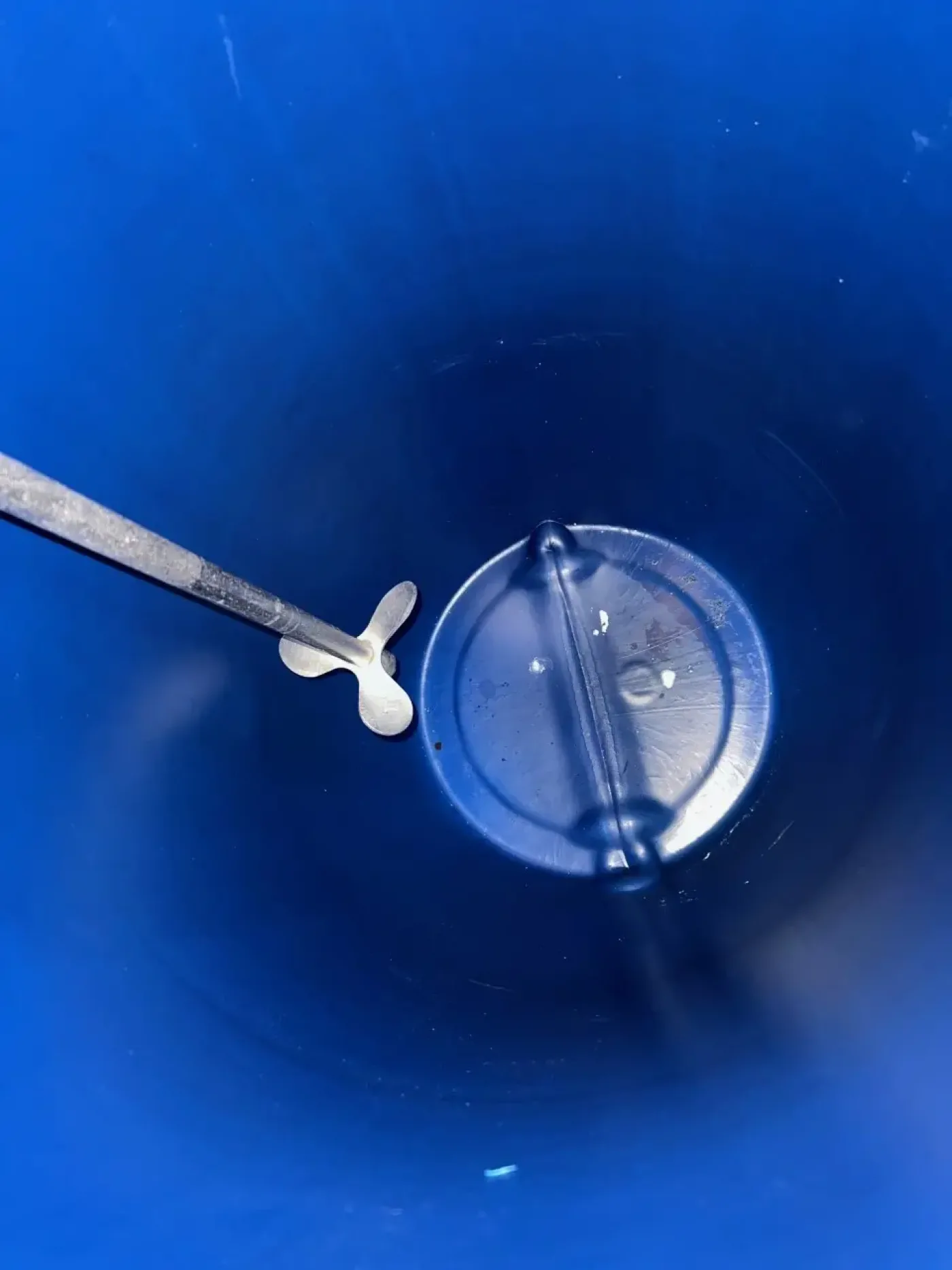 USED BLUE PLASTIC DRUM WITH AGITATION - 4