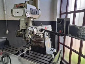 Fresadora universal AVEMAX