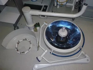 Berchtold Chromophare D 650 OP-Lampe (Deckenmontage)