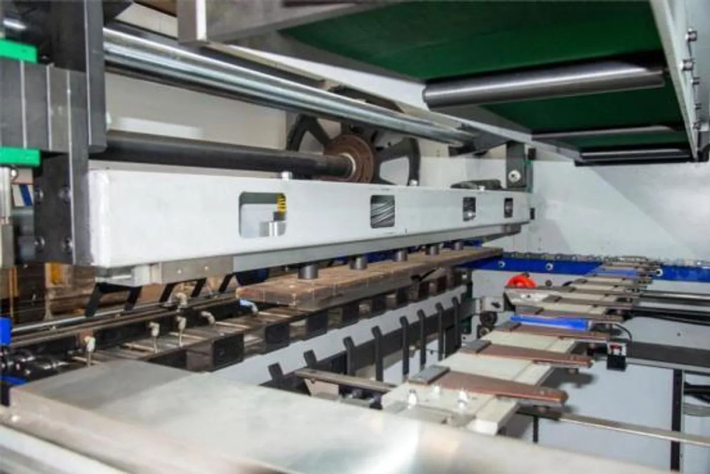C1500H cutting&creasing machine with stripping station - 6