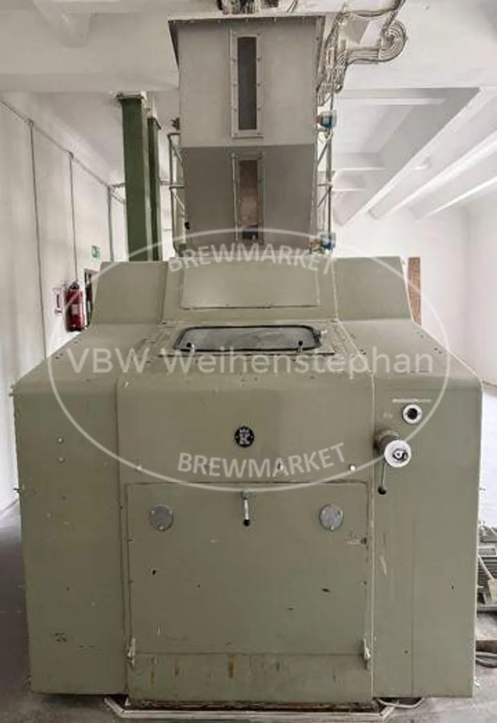 Six-roll crushing mill, including feed screw with conditioning